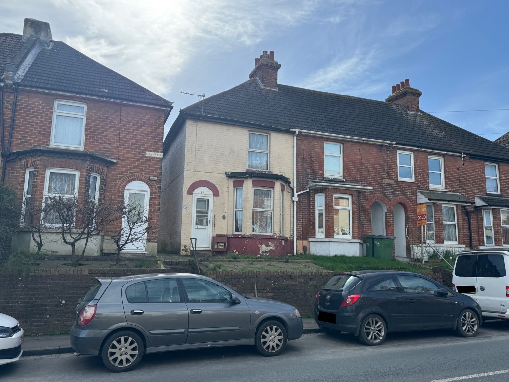 Lot: 62 - END-TERRACE HOUSE FOR REFURBISHMENT - Front of the property